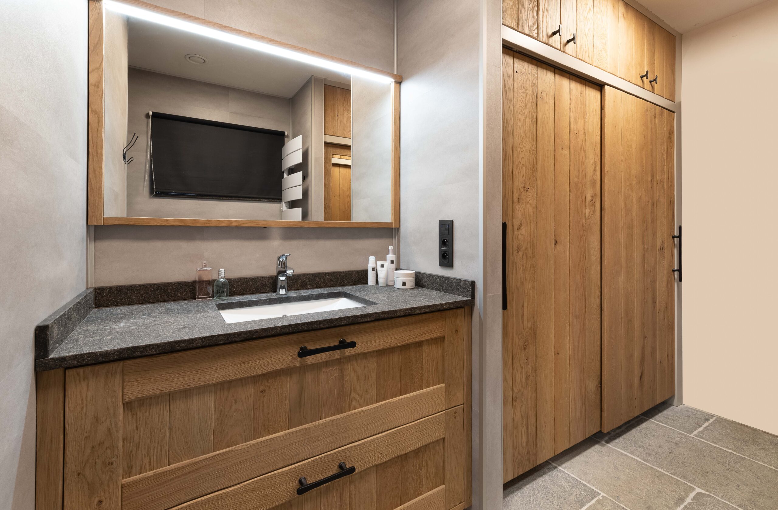 Afdeling garage ondernemen Landelijke badkamer met eiken inbouwkasten - De Bosbeke
